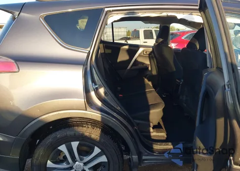 2018 Toyota Rav4 Le z USA, uszkodzony, nr VIN JTMZFREV7JJ747816